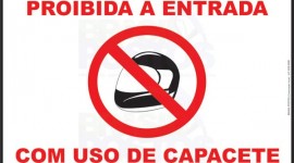AGORA É LEI – POSTOS DE COMBUSTÍVEIS DEVERÃO FIXAR PLACA DE PROIBIÇÃO DE INGRESSO DE PESSOAS USANDO CAPACETE.