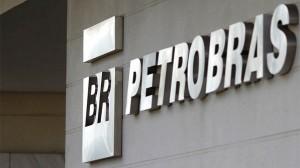 Governo avalia pedido da Petrobras para reajustar combustível, diz Lobão