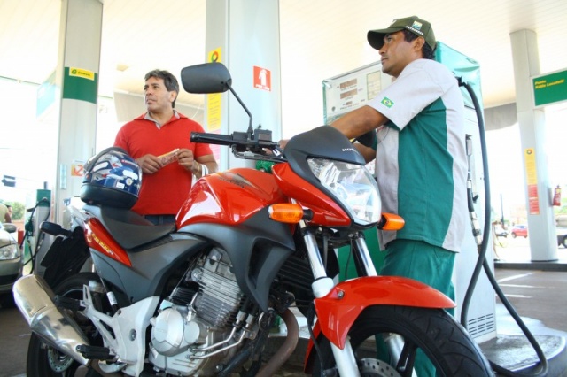 Após acidente, posto só abastece se piloto descer da moto na Capital