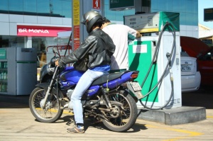 Mesmo com a norma, muitos não descem de motos ao abastecer (Foto: Marcos Ermínio)