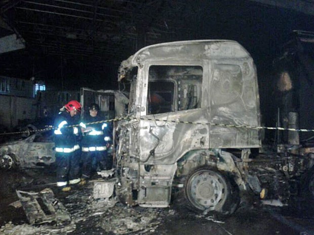 Explosão em posto de combustíveis no Recife destrói 13 veículos