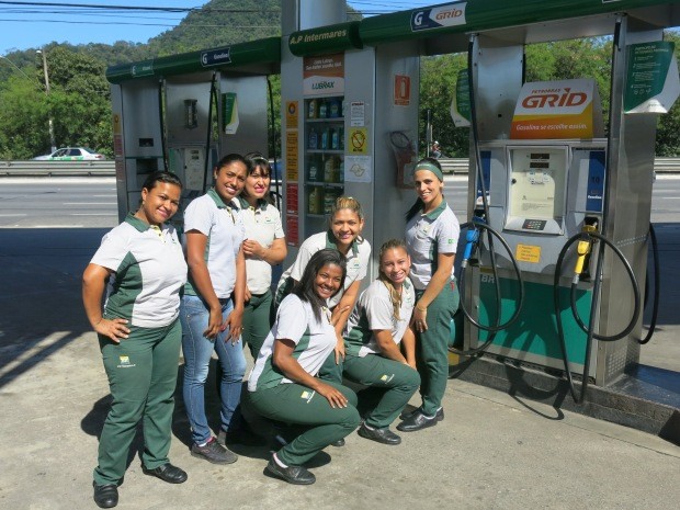 Tendência - 'Posto feminino' vira atração em Praia Grande e só trabalha com mulheres