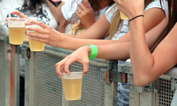 Venda de álcool a menores de 18 anos uma proibição que deve pegar