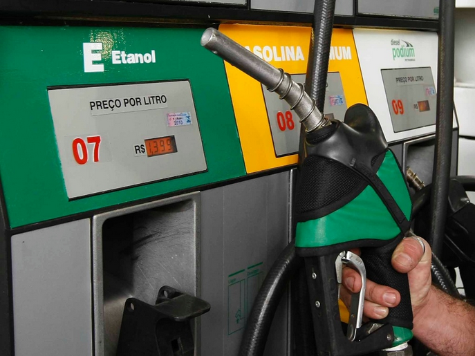 Brasileiros estão comprando menos gasolina e preferindo o etanol