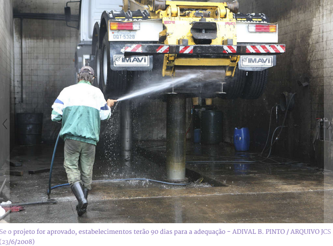 Projeto de lei obriga o uso de água da chuva em postos e lava-rápidos