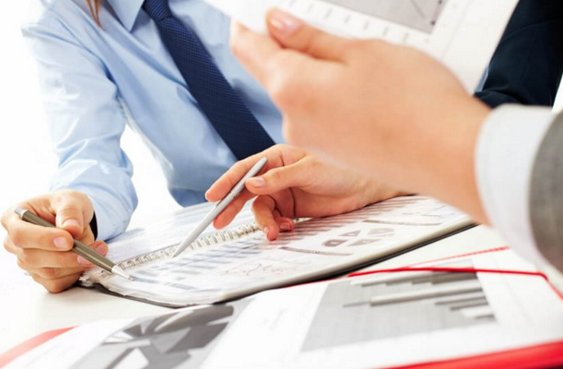 Quais são os cuidados que o revendedor deve adotar ao fechar contrato com as distribuidoras?