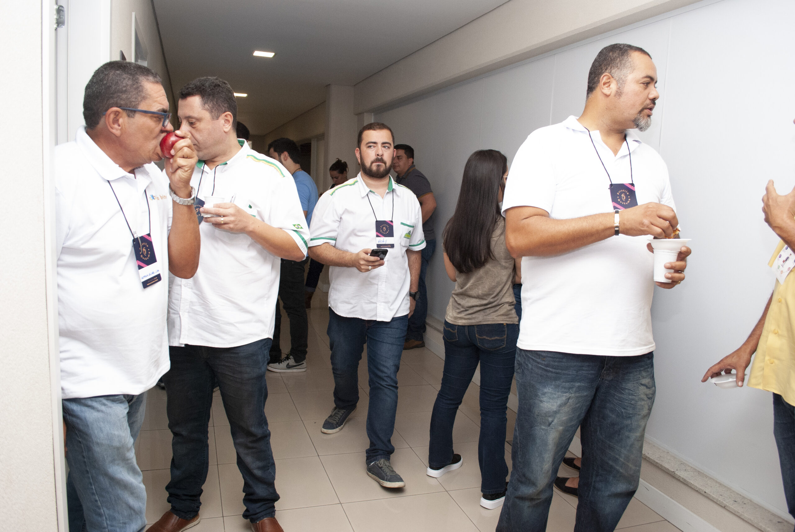 Participantes conversando no intervalo
