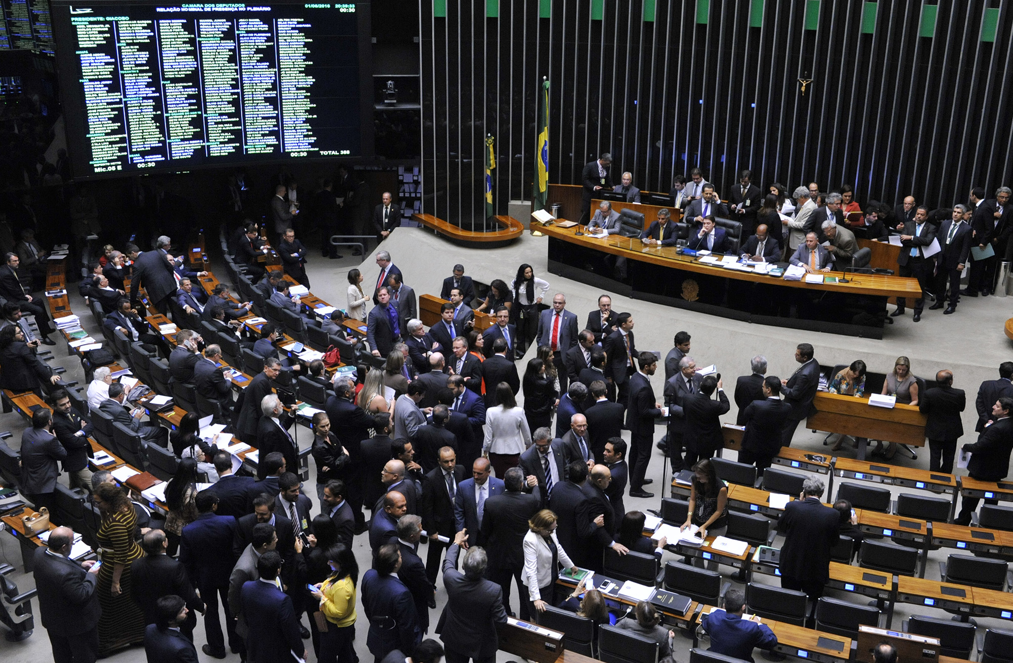 Câmara aprova texto-base de MP que reduz burocracia e fixa regras para trabalho aos domingos