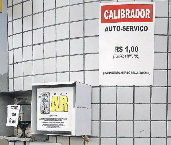 Postos cobram para calibrar pneu. Isso é justo?
