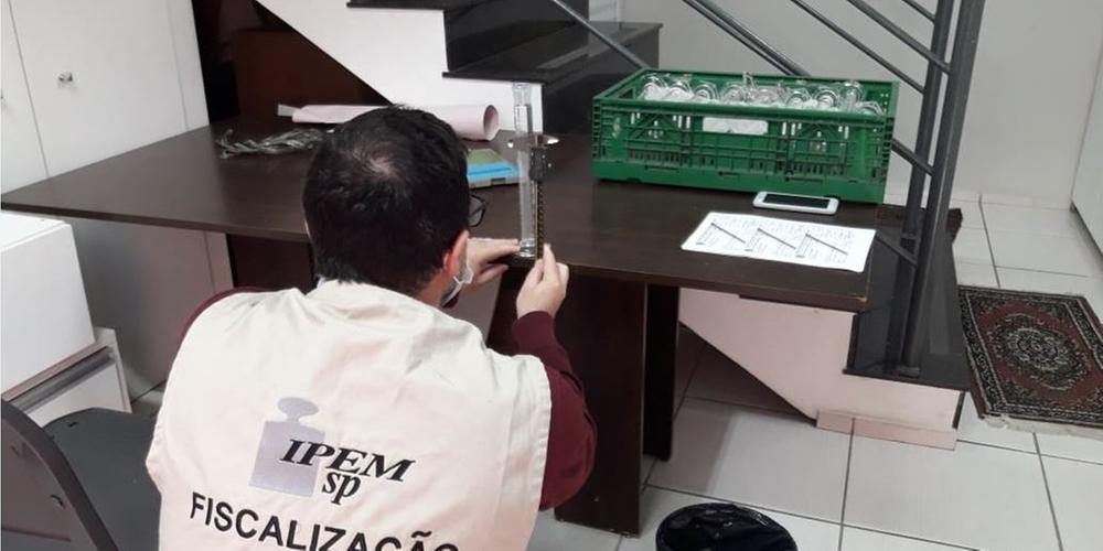Fiscalização - IPEM fiscalização provetas e medidas aferidoras