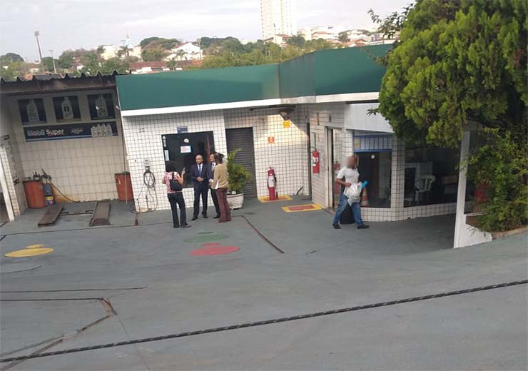Justiça decreta falência de empresas do grupo Maga. Todos os postos de combustíveis são lacrados.
