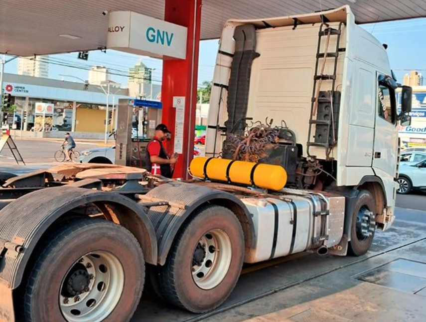 Caminhão sendo abastecido em bomba GNV