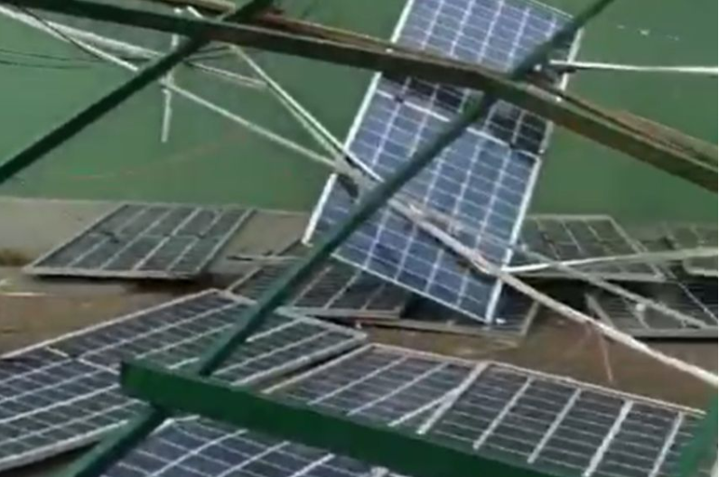 paineis solares caídos e quebrados