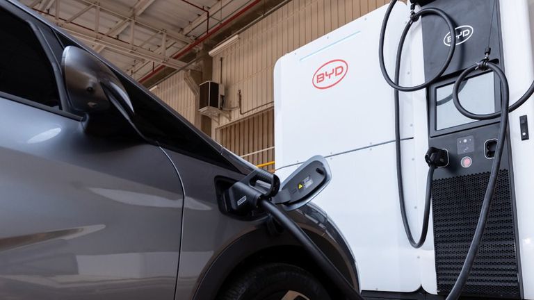 BYD e Shell instalarão 600 carregadores para carros elétricos no Brasil