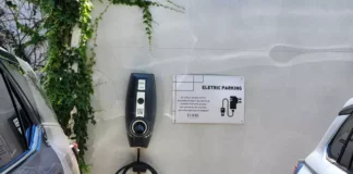 Foto de ponto de abastecimento de carros elétricos em salão de beleza