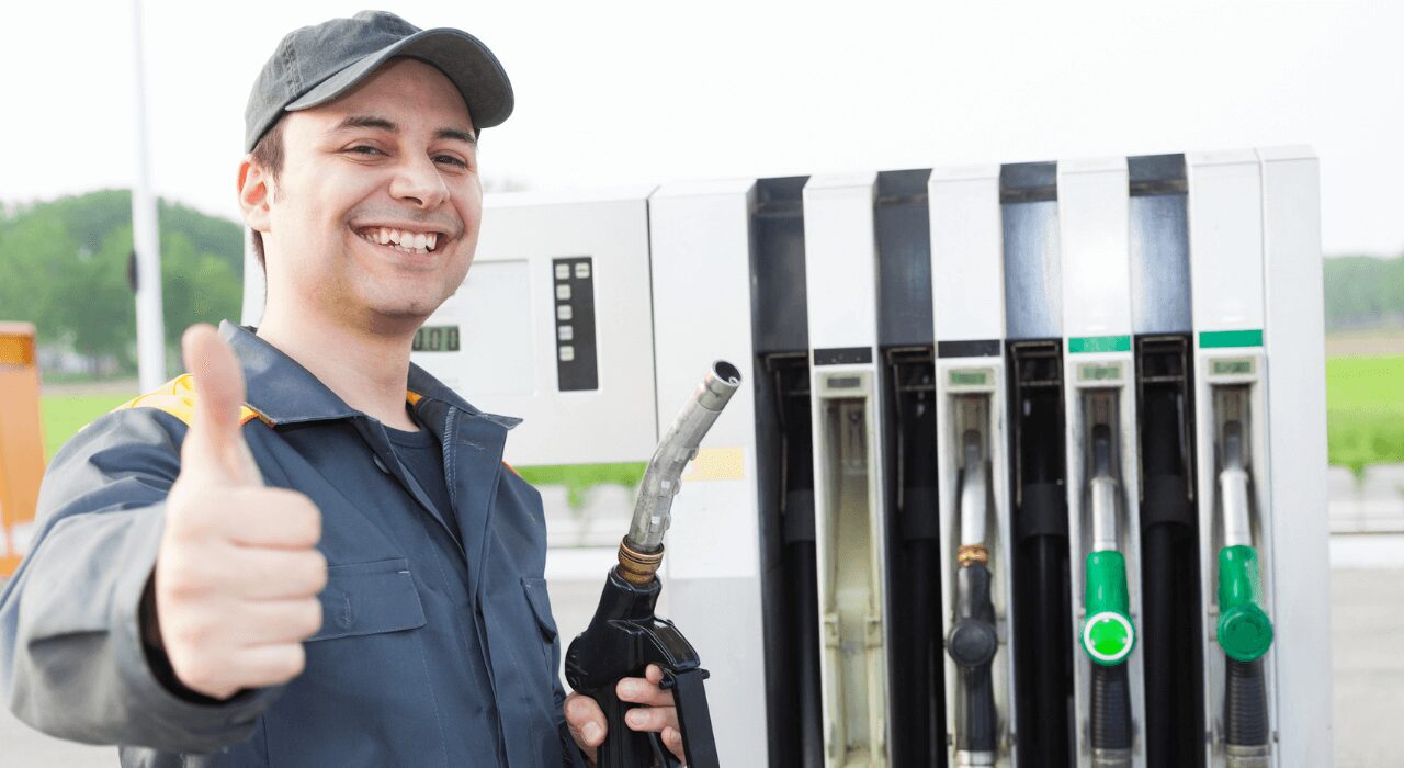 Experiência Do Cliente: Da Pista Ao Pagamento, Como Ela Pode Ser Crucial Para O Sucesso Do Seu Posto De Combustíveis Frentista sorridente