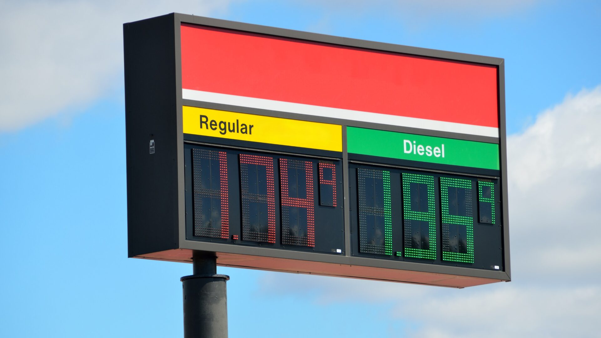 Procon autua posto por descumprir lei da publicidade em placas e redução do diesel