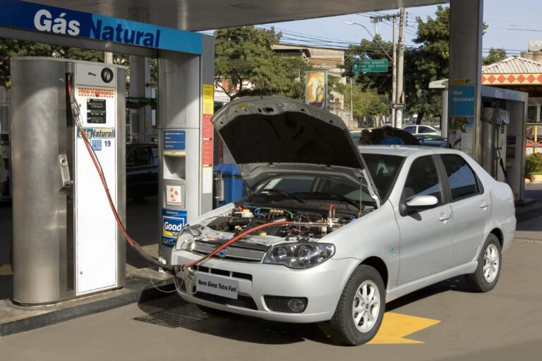 Vale a pena converter? Os custos reais e a economia de ter um carro a GNV no Brasil em 2025