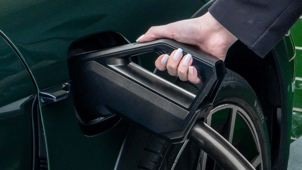 Eletroposto da Porsche? Alemã quer dominar rede de recarga no Brasil