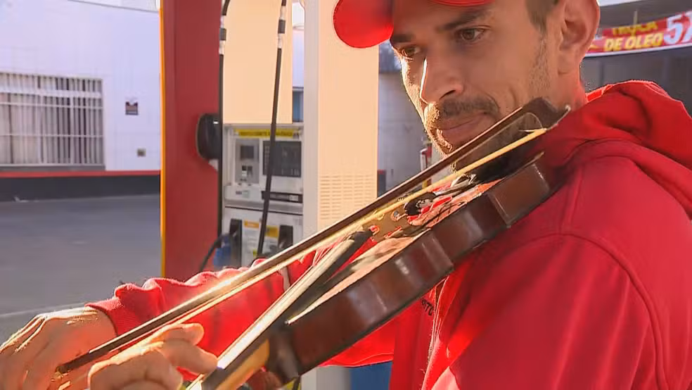 Frentista Violinista Transforma Música Popular Com Instrumento Clássico Em Posto De Gasolina No Rs Frentista violinista transforma música popular com instrumento clássico em posto de gasolina no RS