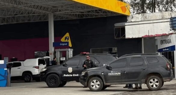 Policiais encontraram um esquema de adulteração de combustível que era controlado remotamente via aplicativo