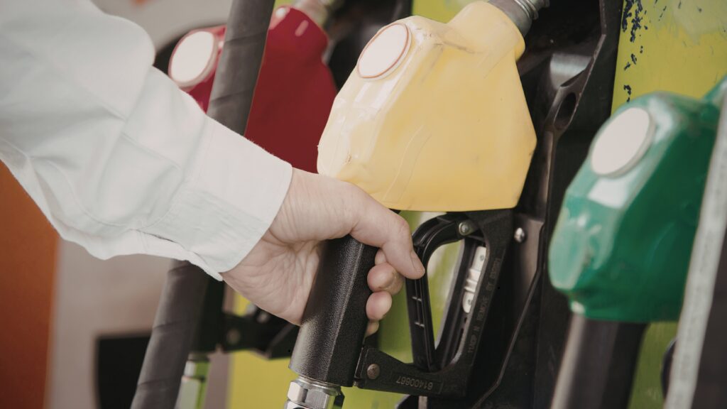 Diesel e gasolina têm preços estáveis no início de abril, mas acumulam alta de até 23,5% nos postos