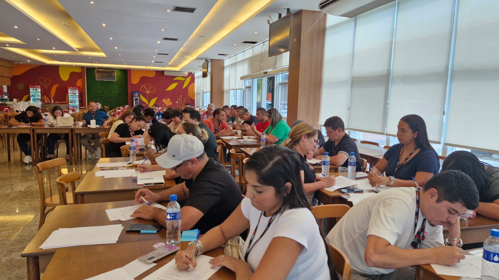 Turma estudando em imersão presencial Brasil Postos