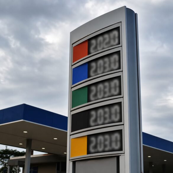 Placa de preços na entrada de um posto de combustíveis, com valores ilegíveis