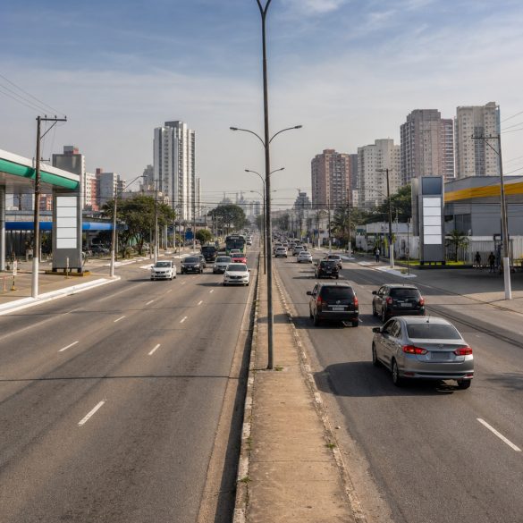 Dois postos de combustíveis em lados opostos de uma avenida movimentada