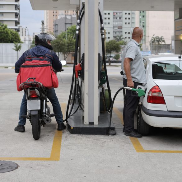Motorista profissional abastecendo veículo em posto de combustível em Belo Horizonte