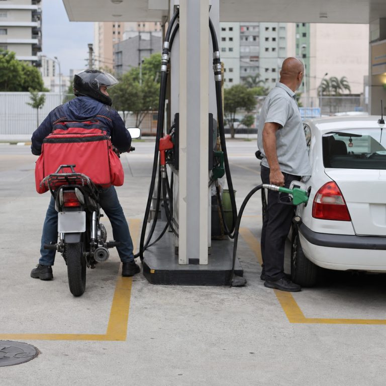 Tanque cheio passa de R$ 200 em BH e pesa até 30% na renda