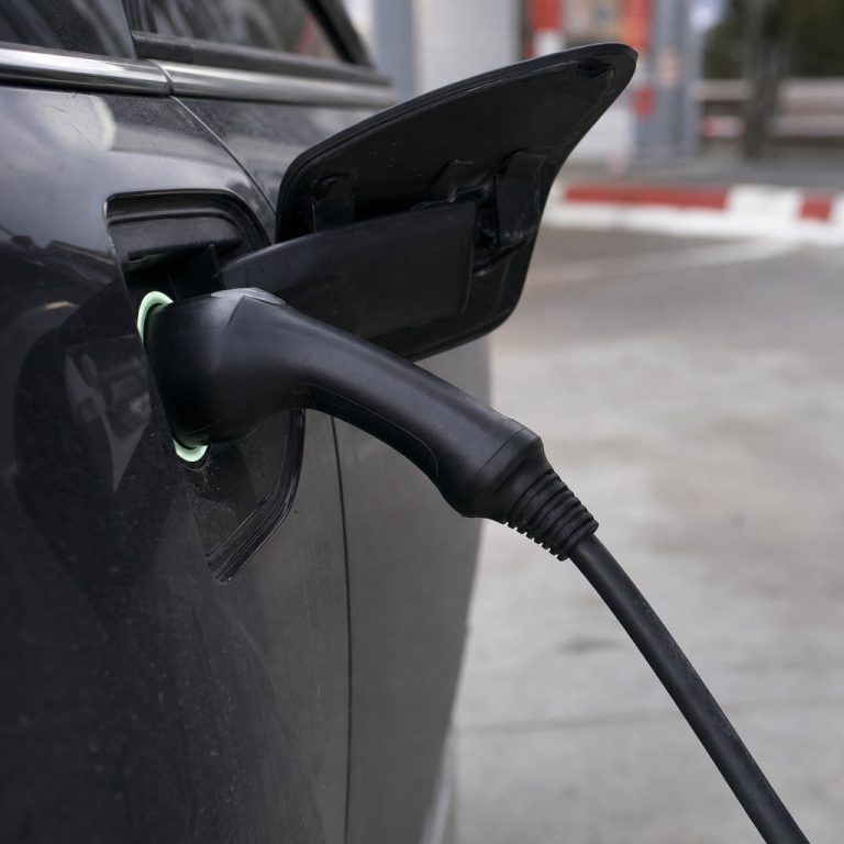 Frota a GNV cai 8,4% no Paraná enquanto elétricos e híbridos crescem 246%