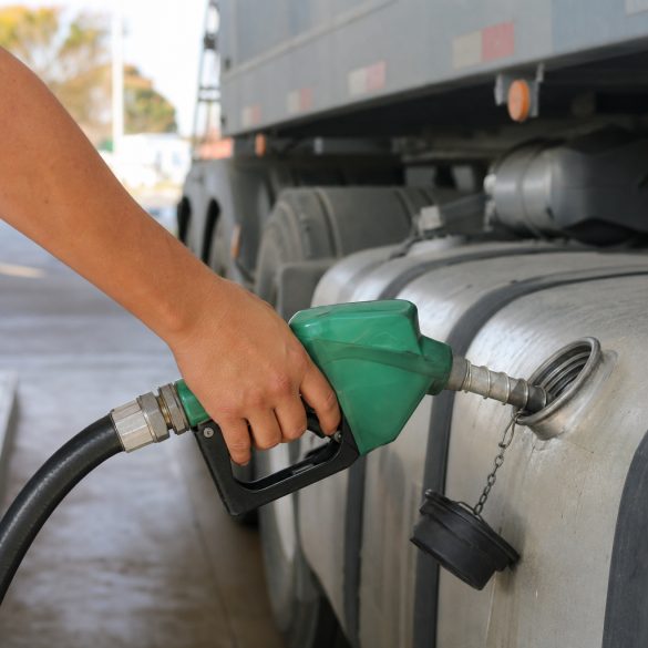 Abastecimento de diesel S-10 em caminhão em posto de rodovia