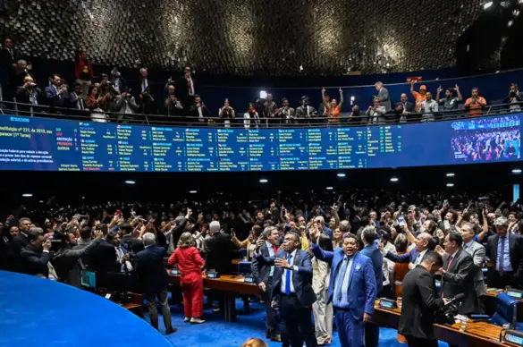Parlamentares comemoram no Plenário do Senado a aprovação da PEC que acaba com a escala 6x1