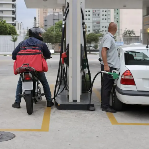 Motorista profissional abastecendo veículo em posto de combustível em Belo Horizonte