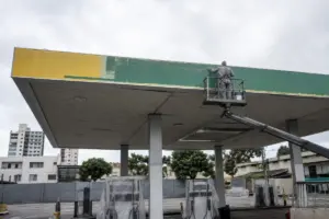 Cobertura de posto de combustíveis em processo de troca de identidade visual